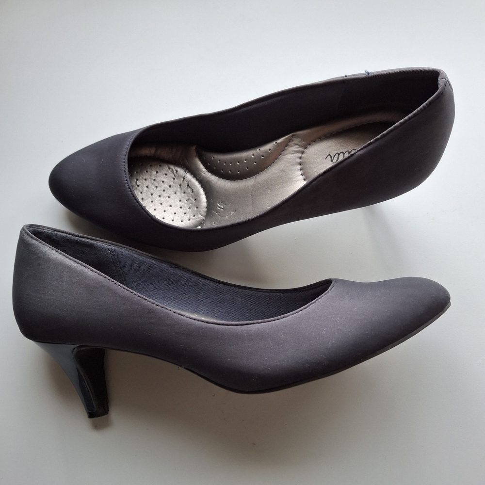 Size 8 Abella Navy Heels Pumps Business Casual Minimalist Wedding Academia Cute